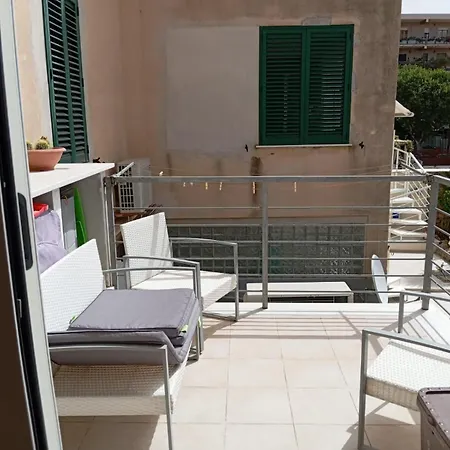 Astoria Apartment, Tra Storia E Mare Apartmán