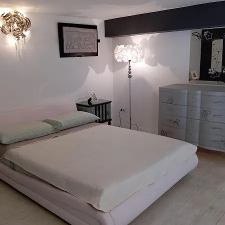 Astoria Apartment, Tra Storia E Mare Apartmán